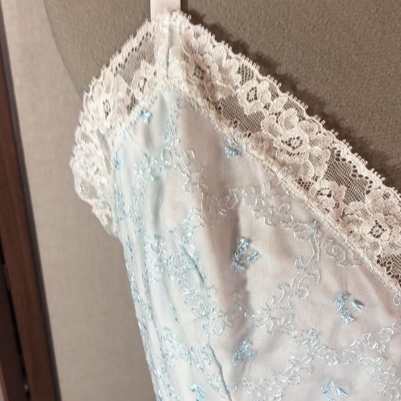 Youth form L blue slip/ embroidered flowers on bodice/ lace trim on hem size 40 - Picture 4 of 12